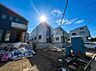 外観：建築中の住宅と周辺の様子