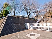 町田市立南つくし野小学校　距離約600m