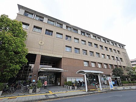 川崎市高津区役所　距離約550m