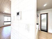 リフォーム済み♪高台角地の物件です。