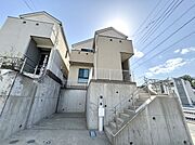 リフォーム済み♪高台角地の物件です。