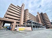 南東角部屋♪3路線利用可♪目の前にバス停がございます♪