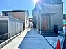 外観：建物脇のコンクリート通路と外壁