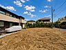 その他：住宅地の整地済みの更地と周囲の住宅風景