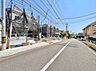周辺：物件周辺の前面道路と住宅街の街並み