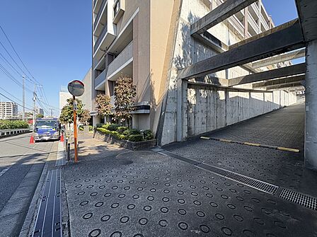 建物沿いの舗装された通路と周辺の街並み