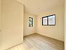 洋室：角部屋の2面採光、明るい洋室です