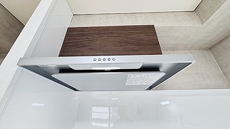 キッチンの換気扇と調理スペースの一部です