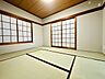 和室：障子と畳を備えた和室