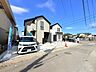 外観：住宅外観と前面道路、駐車スペース