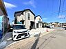 外観：住宅外観と前面道路、駐車スペースの様子