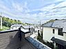 バルコニー：バルコニーから周辺の住宅街を望む眺め
