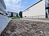 その他：建物に囲まれた更地の売土地の様子