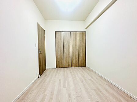 木目調の扉が見える明るい洋室
