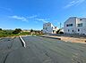 外観：新築住宅が並ぶ静かな街並みと広い土地の外観