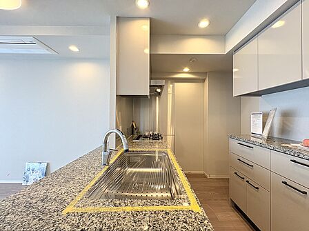 収納豊富なキッチンとカウンター付きの作業スペース