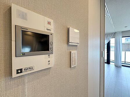 壁に設置されたモニター付きインターホンのある設備部分