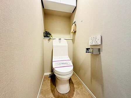 シンプルで清潔感のあるトイレ空間です