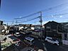その他：建物や駐車場、周辺の住宅が見える街並み
