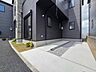 駐車場：住宅の駐車スペースと周辺の建物が見える外観写真です