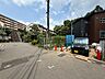 周辺：住宅街の整備された道路沿いにある物件付近の様子