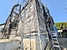 外観：建築中の建物を外側から撮影した様子