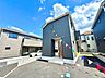 外観：旗が飾られた新築の2階建て住宅の外観です