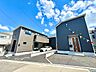 外観：新築の2棟が並ぶ住宅外観と駐車スペースの様子