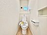 トイレ：清潔感のある白を基調としたトイレ空間です