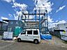 外観：建築中の住宅外観と駐車可能なスペース