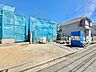 外観：建築中の戸建て住宅の外観と前面道路の様子