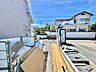 駐車場：住宅街の道路沿いにある駐車スペースと周辺の建物