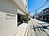 エントランス：住宅街の建物入口と周辺道路の様子