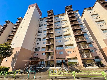 複数階からなるマンションの外観写真です
