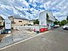 駐車場：住宅街にある舗装された駐車スペースと周囲の住宅