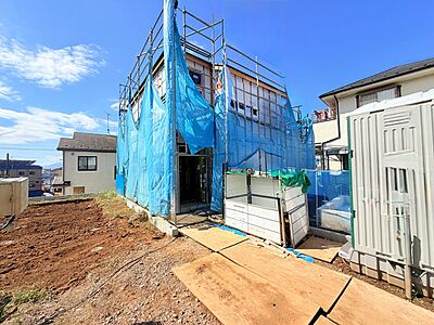 外観：建築中の建物と資材置き場がある敷地