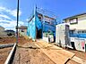 外観：建築中の建物と前面道路の様子