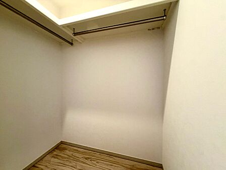 小さめの収納スペース棚やバーが設置されています