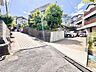 周辺：緩やかな坂道の住宅街にある物件の外観周辺風景