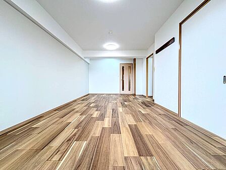 白い壁と木目フローリングのシンプルな室内