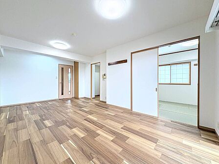 明るい光が差し込む広々としたリビングスペース