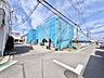 外観：工事中の建物がある住宅街の角地です