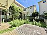 外観：庭付きの戸建て住宅の外観と植栽の様子