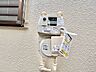 設備：屋外に設置された電気メーターの写真です