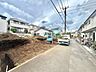 周辺：住宅街の更地と周辺の戸建て住宅が見える道路風景です