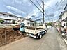 その他：住宅地の道路沿いで工事用トラックが駐車している様子です