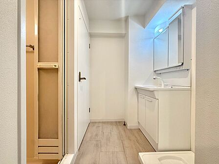 洗面台と収納があるシンプルな洗面スペース