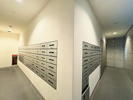 集合郵便受けが設置されたマンション共用部の様子