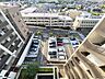 駐車場：高層マンションから見た駐車場と周辺住宅の眺望