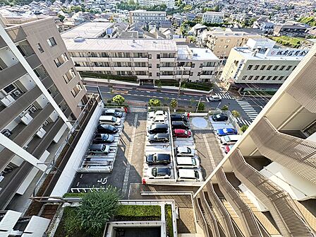 高層マンションから見た駐車場と周辺住宅の眺望